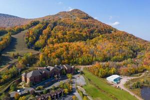 montagne de ski de chasseur colorée dans le nord de l'état de new york pendant le pic du feuillage d'automne. photo