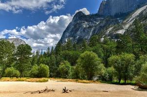 une prairie miroir sèche pendant l'été dans le parc national de yosemite, californie, états-unis. pendant l'été, la prairie se remplit d'eau et devient un lac miroir. photo