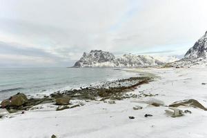 plage d'utakliev dans les îles lofoten, norvège en hiver. photo