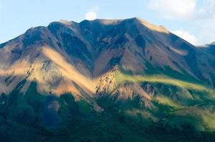 vue sur une chaîne de montagnes dans le parc national de denali, en alaska, par un beau jour d'été photo