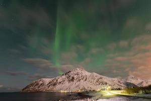 aurores boréales sur la mer à vareid, îles lofoten, norvège en hiver. photo
