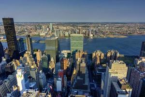 gratte-ciel imposants dans le centre de manhattan à new york. photo