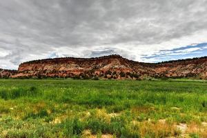 formations rocheuses le long de la route du canyon johnson dans l'utah, états-unis. photo