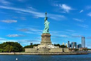 la statue de la liberté du port de la liberté avec le new jersey en arrière-plan. photo