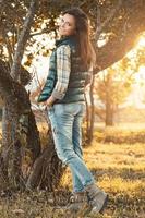 femme dans le parc au jour d'automne ensoleillé photo