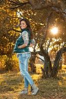 femme dans le parc au jour d'automne ensoleillé photo