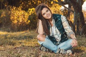 femme dans le parc au jour d'automne ensoleillé photo