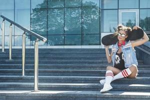 fille élégante avec une planche à roulettes dans la rue photo