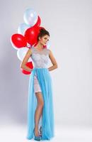 wwoman portant une belle robe avec beaucoup de ballons colorés photo