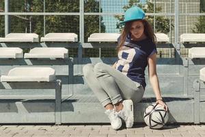 belle adolescente sur la cour de l'école photo