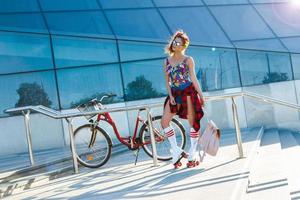 fille sur le patin à roulettes dans la ville photo