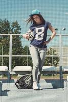 belle adolescente sur la cour de l'école photo