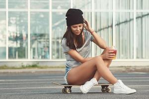 portrait de belle fille avec une planche à roulettes photo