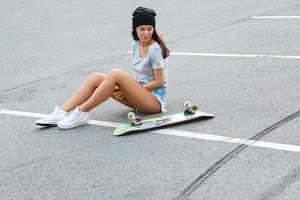 portrait de belle fille avec une planche à roulettes photo