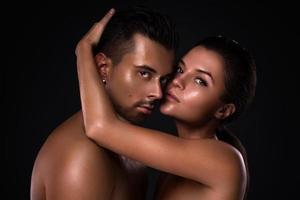 portrait de jeune beau couple sur fond noir photo