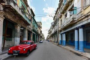 la havane, cuba - 8 janvier 2017 - voiture classique dans la vieille havane, cuba. photo