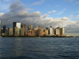 skyline du centre-ville de new york vu de la rivière hudson photo