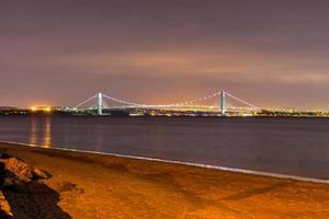 verrazano rétrécit le pont de nuit depuis coney island photo