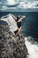 magnifique est une femme debout au bord d'une falaise photo
