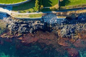 vue aérienne de la côte rocheuse et de la falaise de newport, rhode island. photo