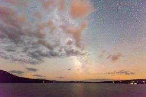 vue sur les étoiles et la voie lactée depuis cranberry lake, new york. photo