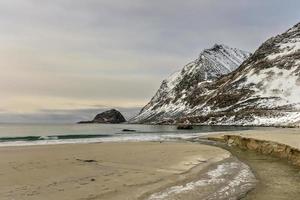 plage de haukland dans les îles lofoten, norvège en hiver. photo