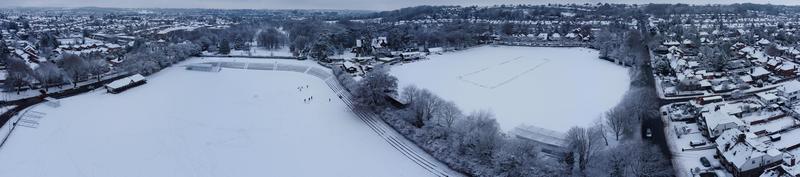 vue en grand angle du paysage et du paysage urbain du nord de luton recouverts de neige, images aériennes de la ville de luton du nord de l'angleterre royaume-uni après la chute de neige. la 1ère chute de neige de cet hiver 2022 photo