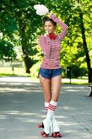 femme heureuse sur le patin à roulettes dans le parc photo