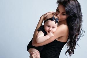 jeune maman et sa belle petite fille photo