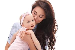 mère avec belle petite fille sur fond blanc photo