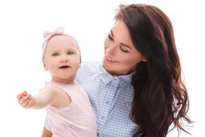 mère avec belle petite fille sur fond blanc photo