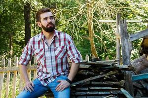 beau jeune homme barbu en chemise à carreaux photo