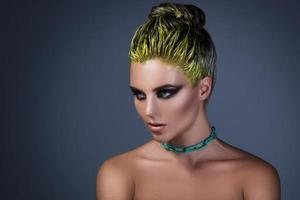 portrait d'une fille élégante aux cheveux jaunes photo