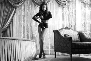 belle et sexy femme vêtue de lingerie noire photo