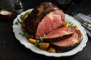 rôti de boeuf désossé sur un plat de service tranché photo