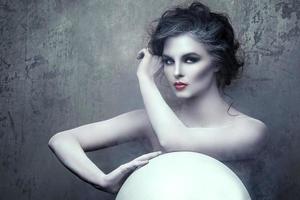 femme en maquillage créatif et art corporel à l'image d'un devin photo