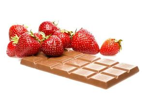 fraises et barre de chocolat au lait sur fond blanc photo