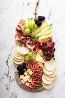 planche de charcuterie avec une variété de fromages et de viandes photo