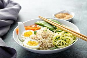 bol de nouilles aux oeufs et légumes photo