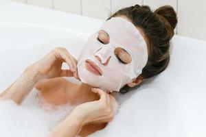 femme avec un masque en feuille sur son visage photo