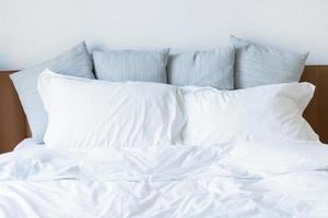 beaucoup d'oreillers blancs sur le lit photo