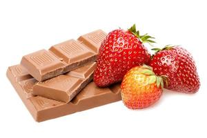 fraises et chocolat au lait sur fond blanc photo