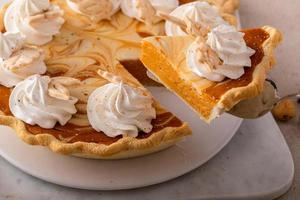 tarte au tourbillon de gâteau au fromage à la citrouille garnie de crème fouettée photo