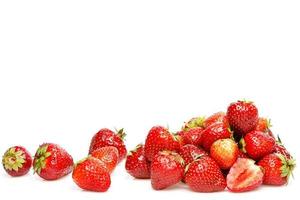 fraises mûres rouges fraîches sur fond blanc photo