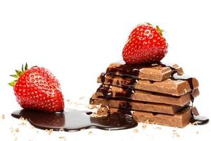 fraise et chocolat nappés de sirop sucré photo