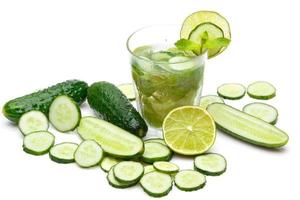 boisson rafraîchissante au concombre, citron vert et menthe photo