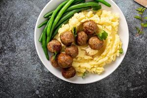 boulettes de viande suédoises avec purée de pommes de terre photo