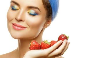 belle femme avec maquillage coloré et fraise photo