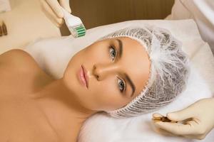 belle femme dans un salon de beauté pendant la procédure de mésothérapie. photo