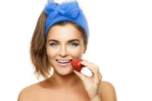 belle femme avec maquillage coloré et fraise photo